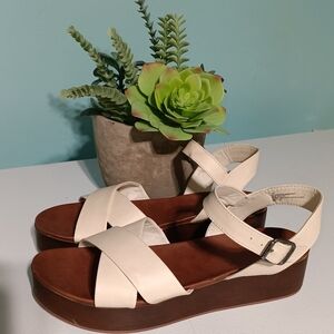Universal Thread Cream and Brown Platform Sandals